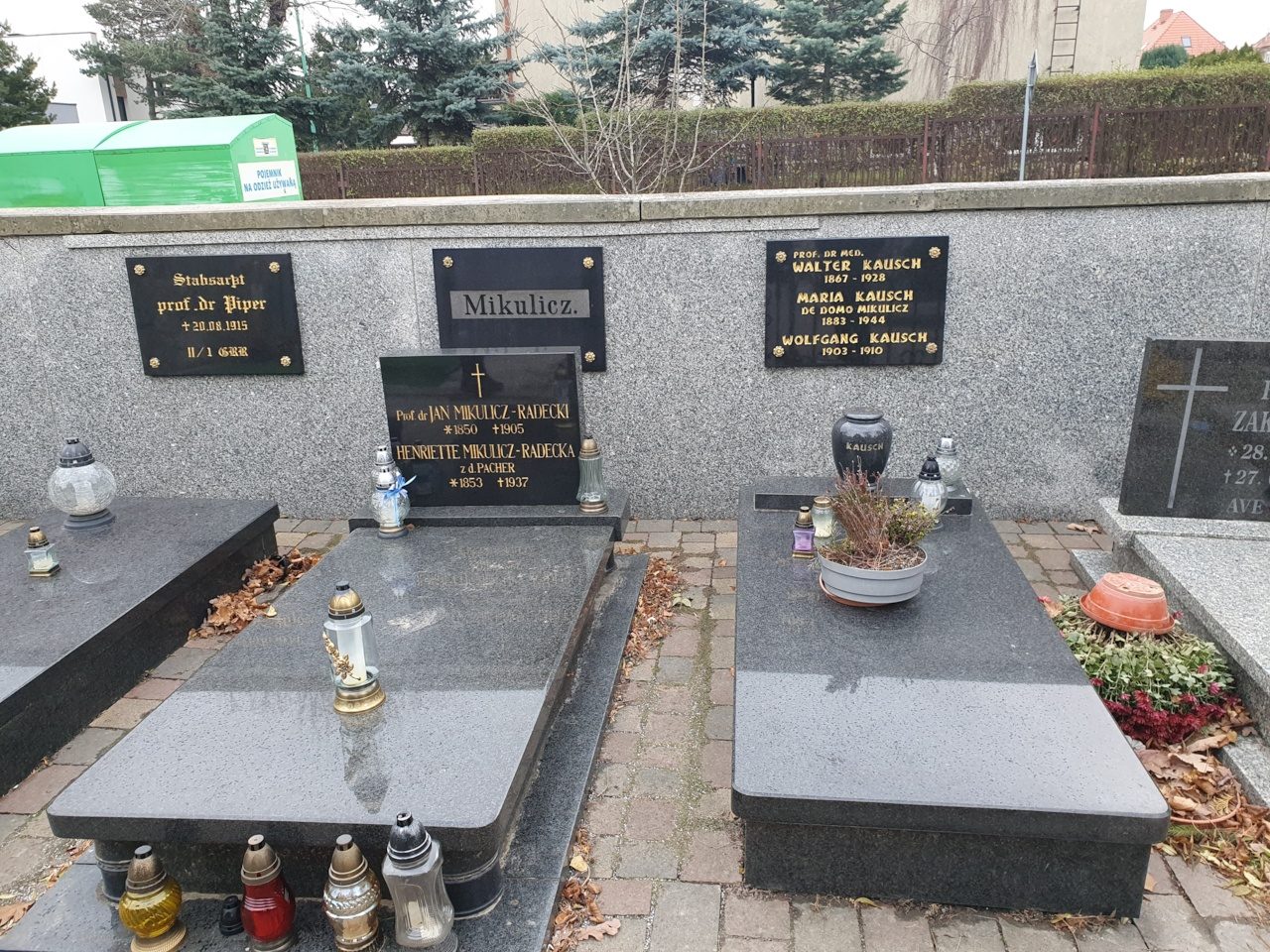 Jan Mikulicz Radecki's tomb - 01.jpg
